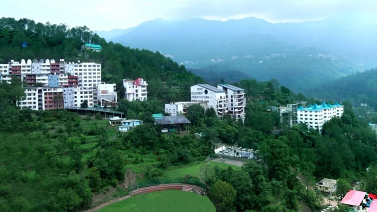 Shoolini University BTech CSE Fees bg image